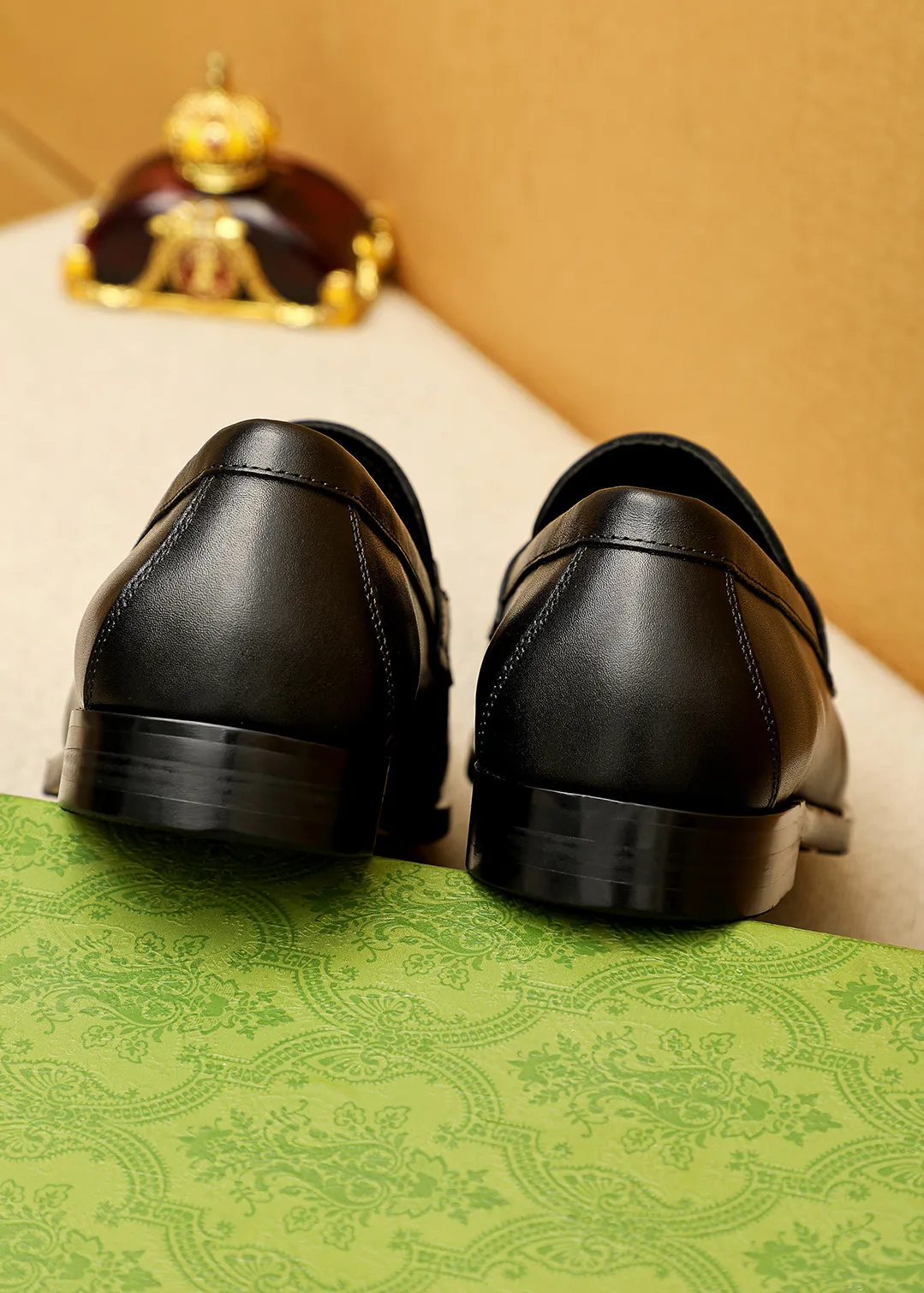 Men's shoes 💰480 💐 Product trademark: GUCCI "Gucci" casual leather shoes Regular size: 38-44 (45.46🉑️customized) Product materials: Selected imported first-layer calfskin embossed upper + luxury hardware buckle, imported water-dyed cowhide leather lining. Strong three-dimensional visual effect, original outsole color: 2 colors available